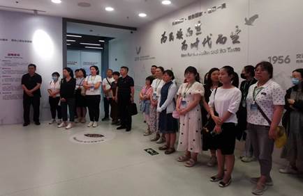 说明: 一群人站在室内描述已自动生成